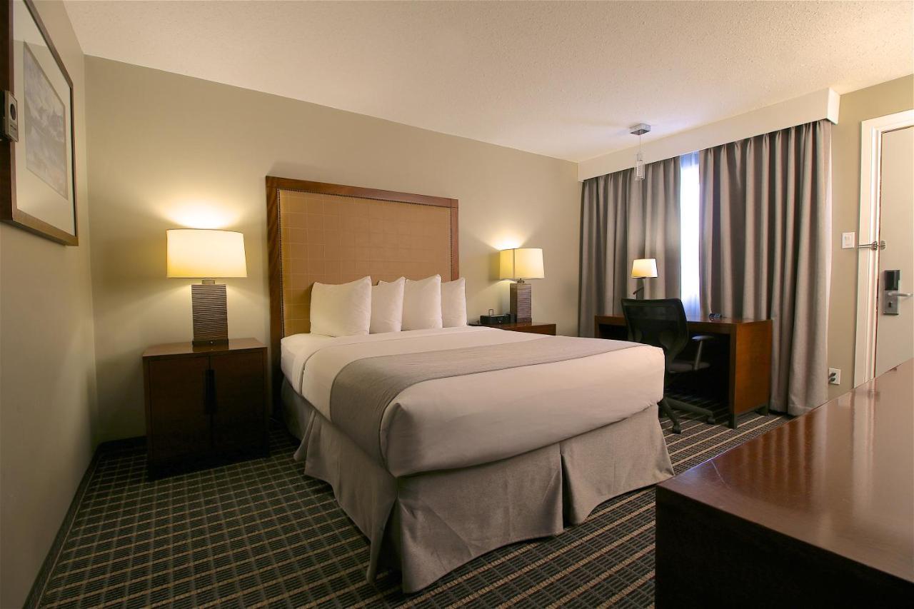 Hotel Clarion Pointe Medicine Hat Exterior foto