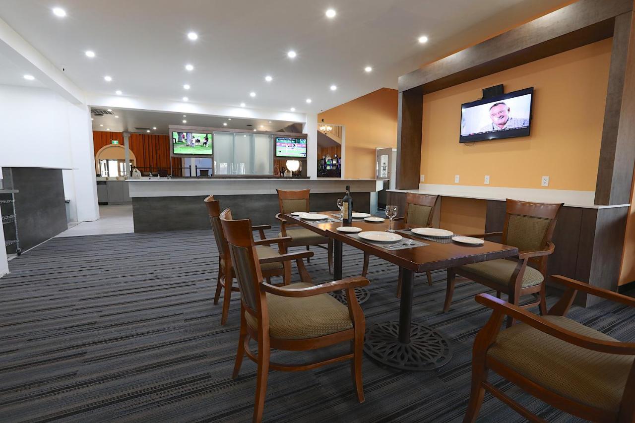 Hotel Clarion Pointe Medicine Hat Exterior foto