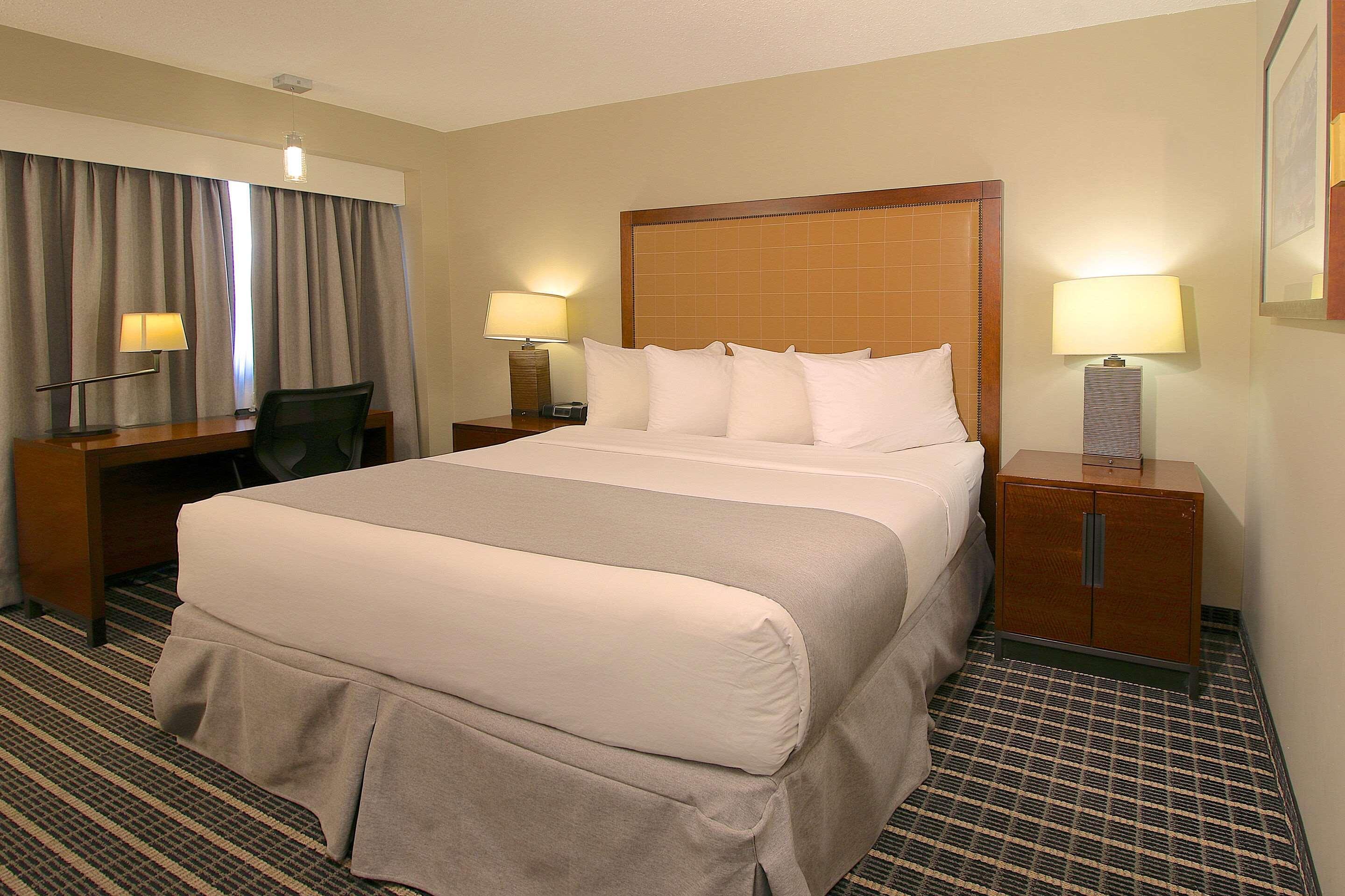 Hotel Clarion Pointe Medicine Hat Exterior foto