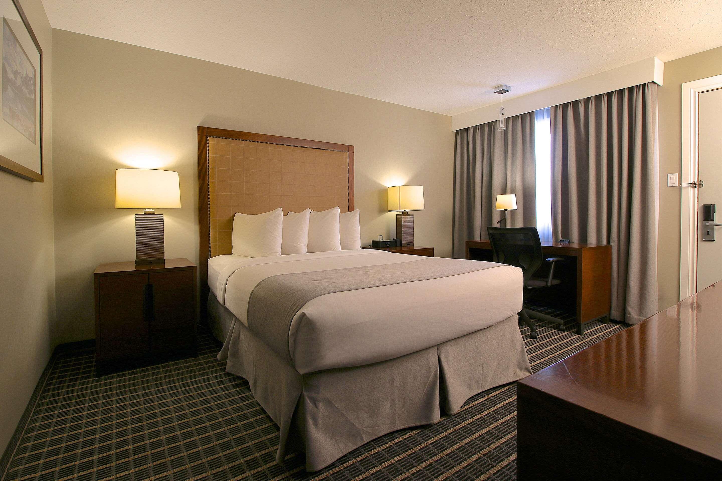 Hotel Clarion Pointe Medicine Hat Exterior foto