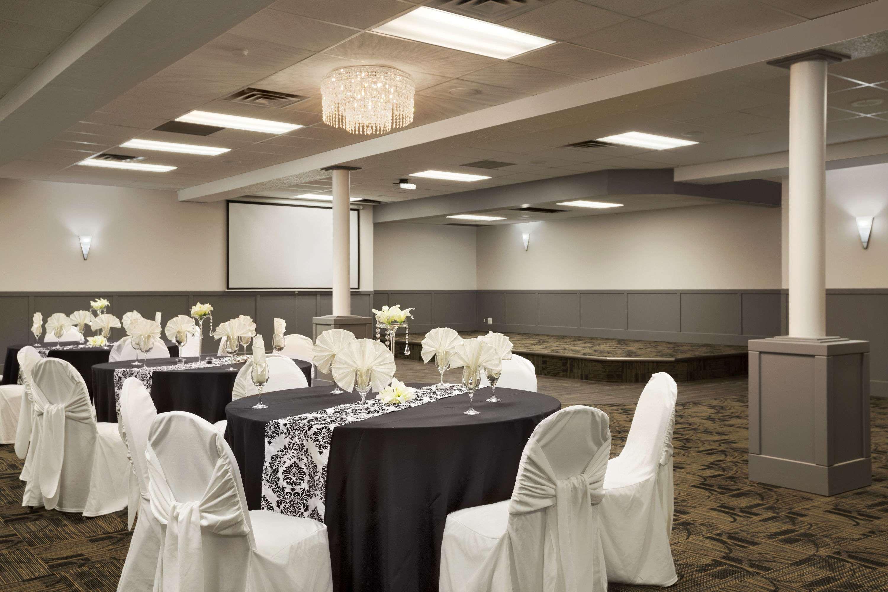 Hotel Clarion Pointe Medicine Hat Exterior foto