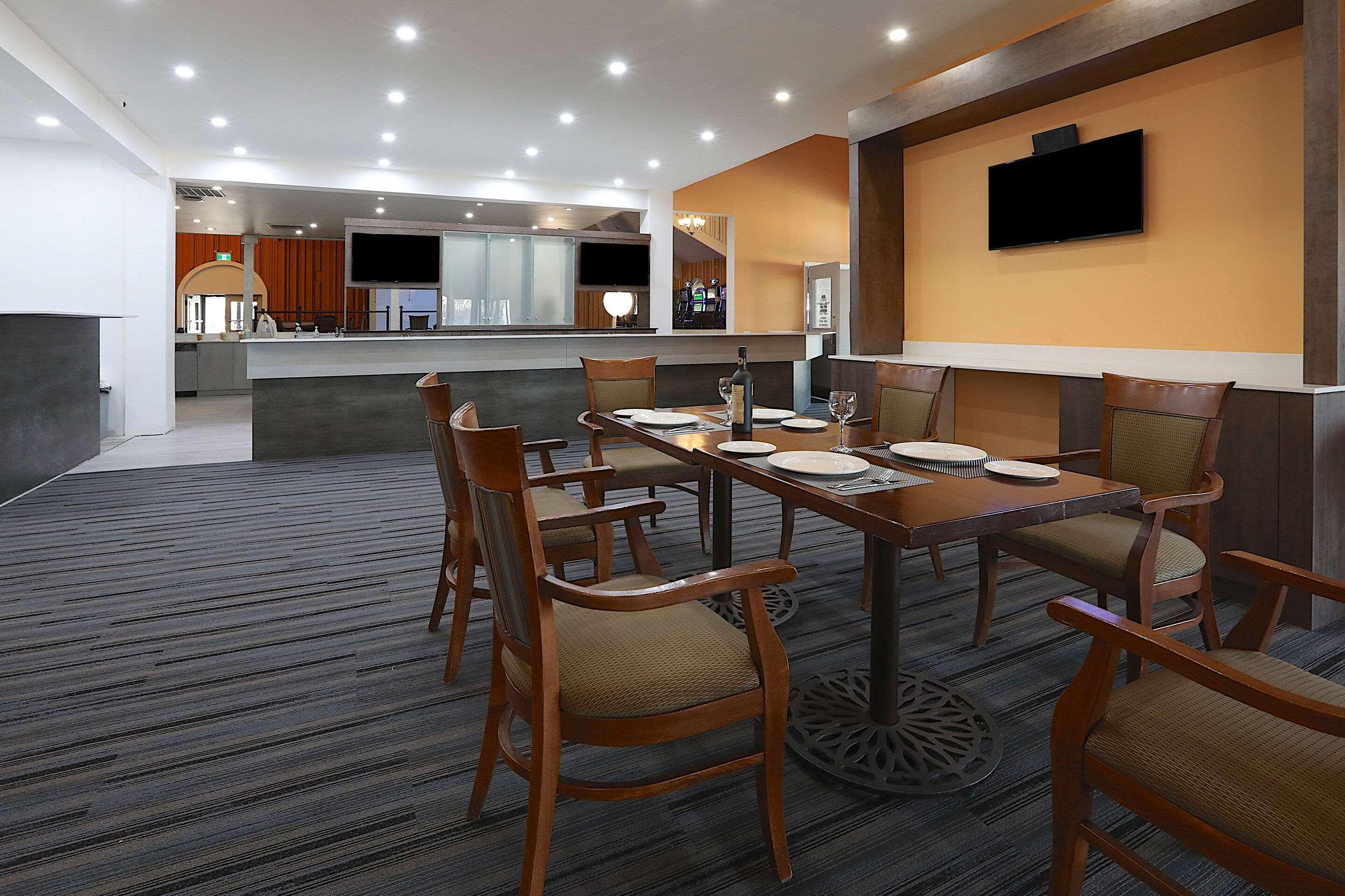 Hotel Clarion Pointe Medicine Hat Exterior foto