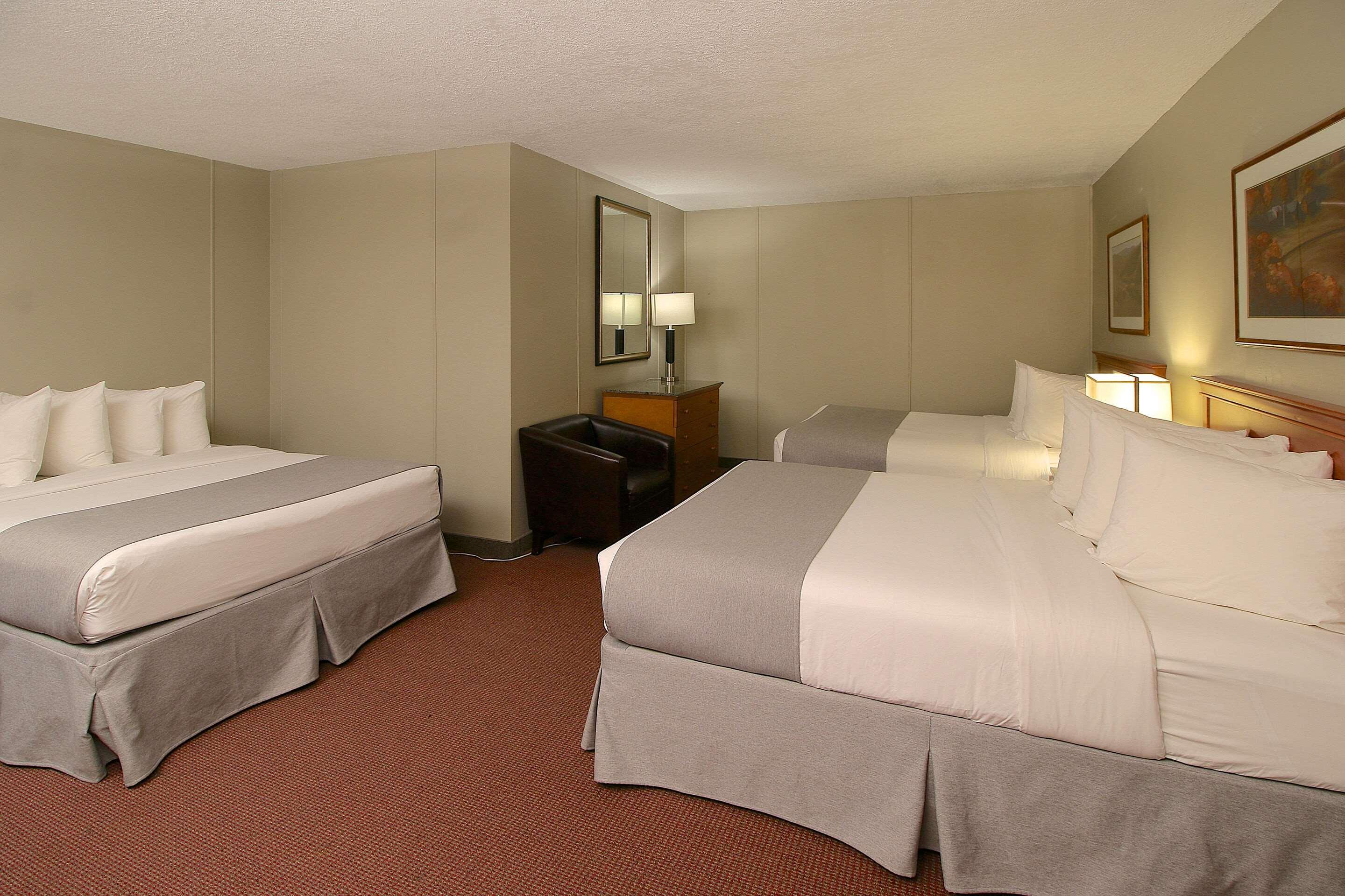 Hotel Clarion Pointe Medicine Hat Exterior foto