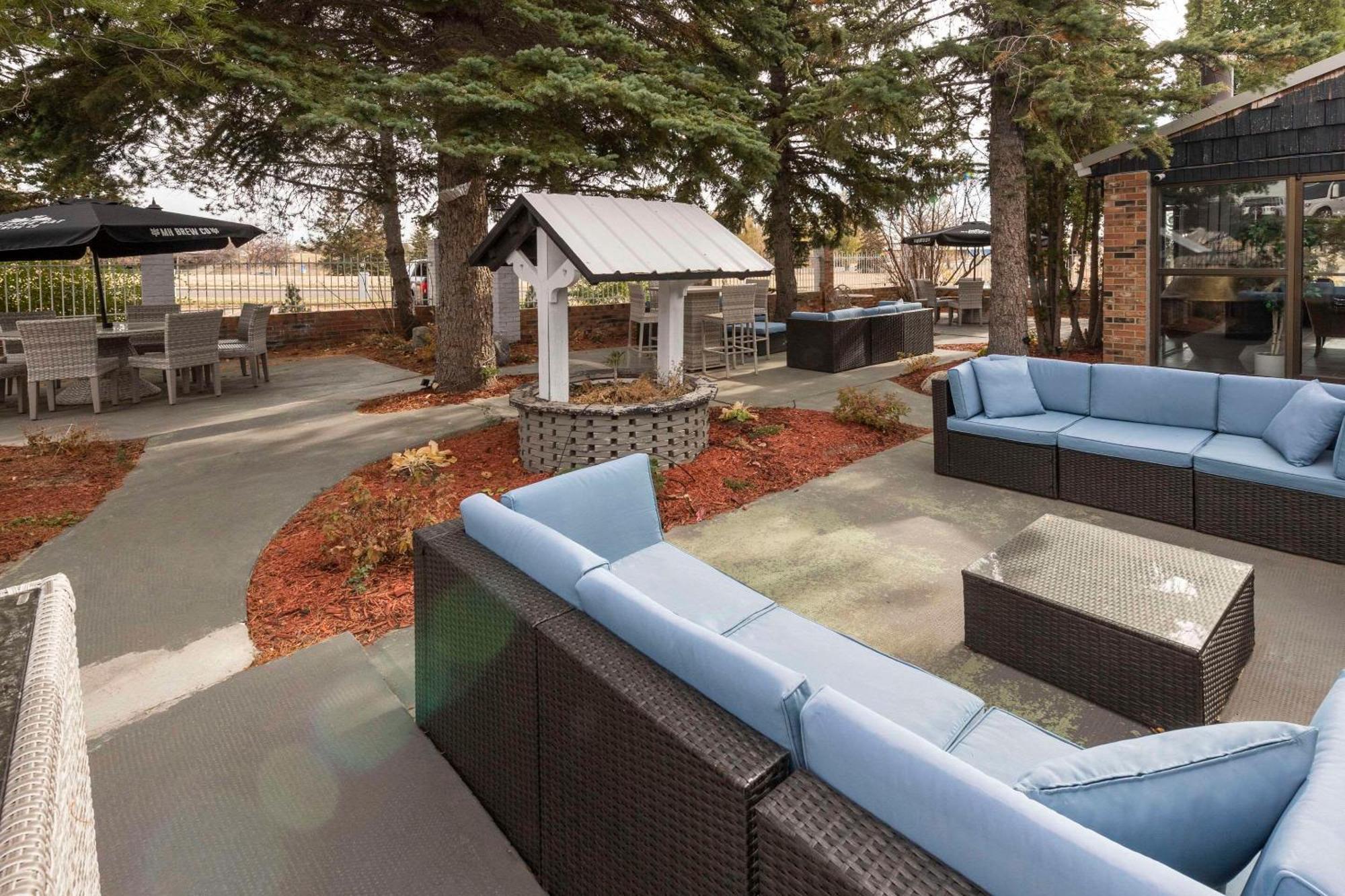 Hotel Clarion Pointe Medicine Hat Exterior foto