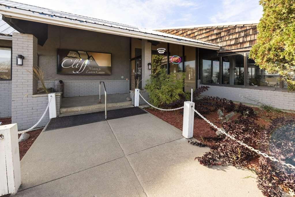 Hotel Clarion Pointe Medicine Hat Exterior foto
