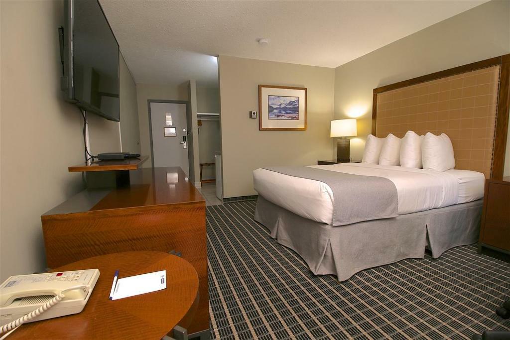 Hotel Clarion Pointe Medicine Hat Exterior foto